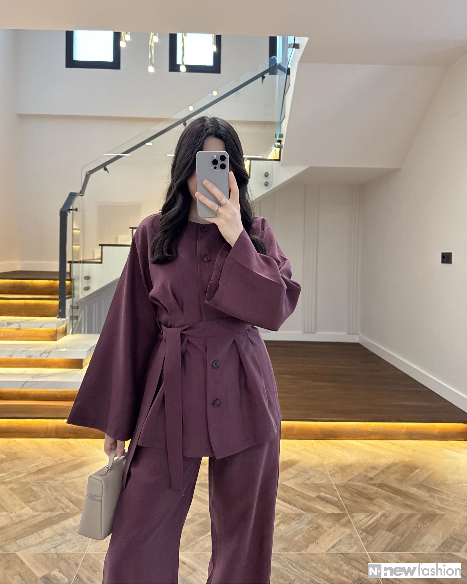 أنسومبل أنيق بحزام: قميص وبنطلون واسع لإطلالة عصرية